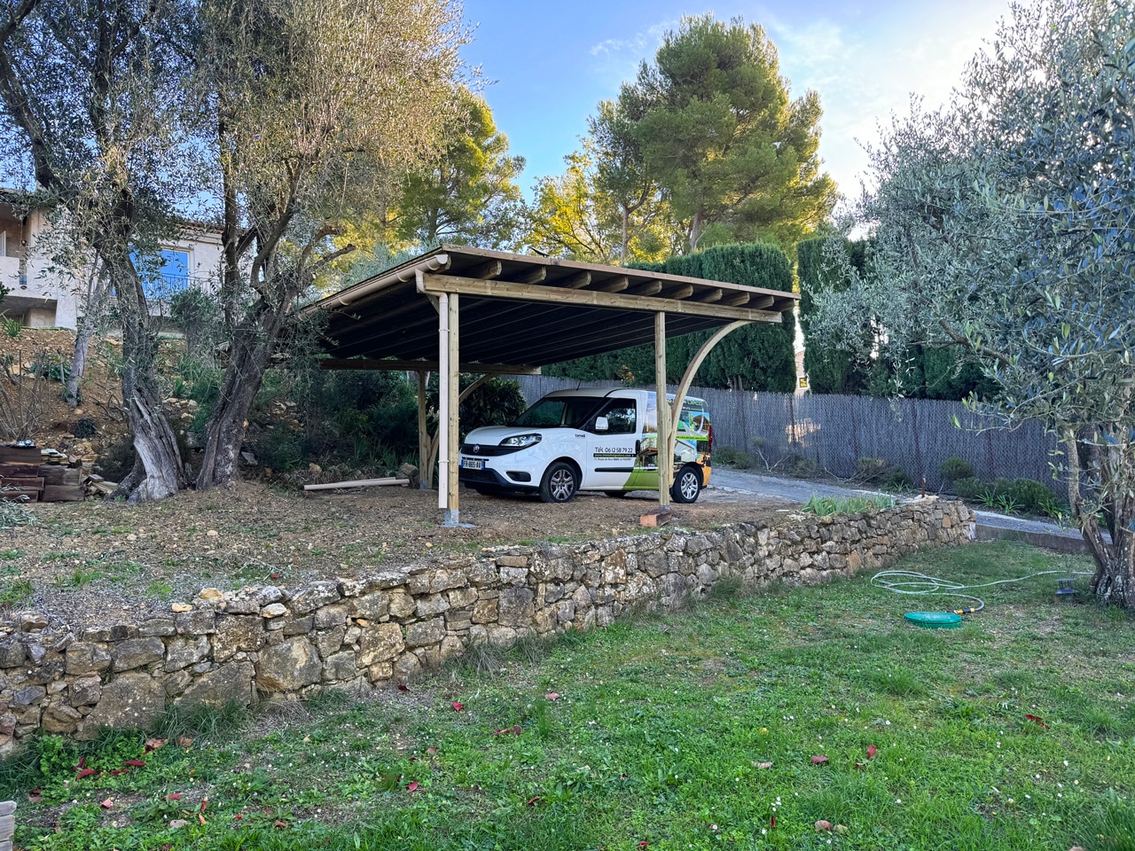 Pergola minimaliste en pin traité avec chevrons de couverture qui redescendent sur la face arrière à Roquefort les Pins, Alpes Maritimes,06