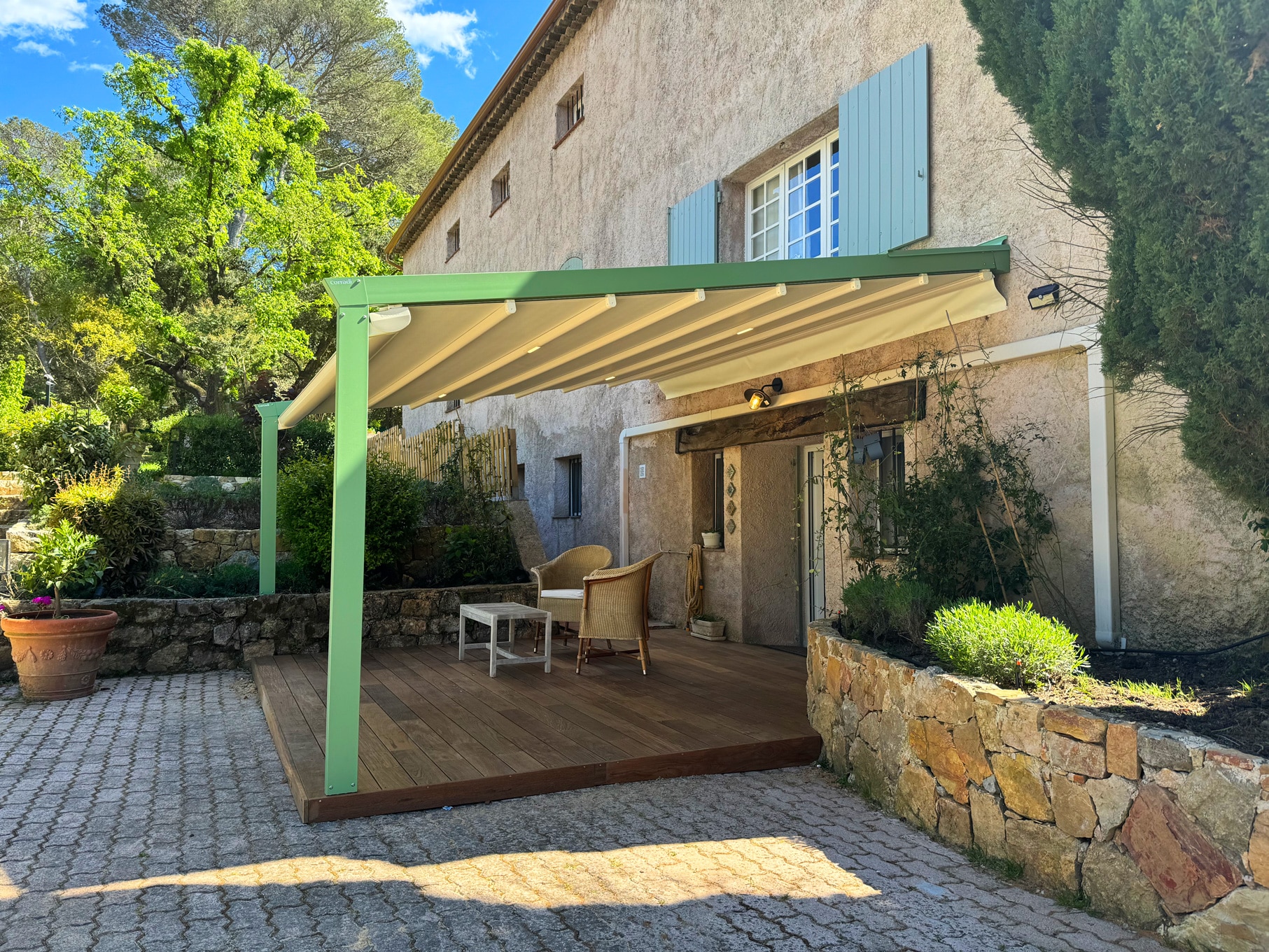 Pergotenda Corradi adossée au mur / personnalisation couleur vert printemps à Mougins, Alpes Maritimes, 06