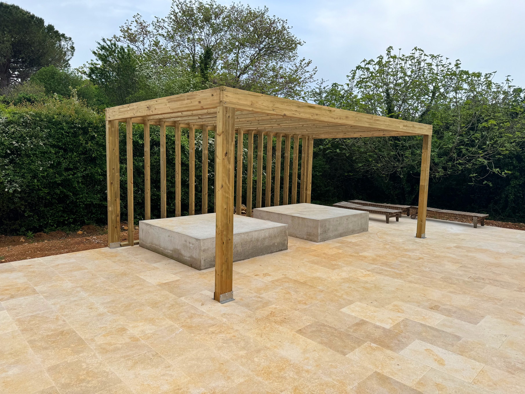 Pergola minimaliste en pin traité avec chevrons de couverture qui redescendent sur la face arrière à Roquefort les Pins, Alpes Maritimes,06