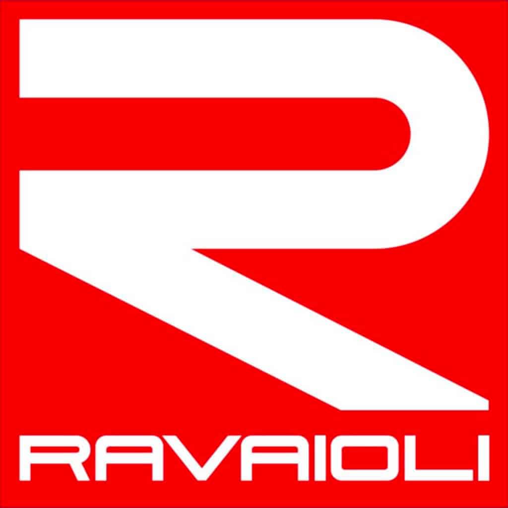 Logo rouge et blanc avec un grand "R" stylisé et le mot "RAVAIOLI" en bas. Aucune personne ou monument visible.