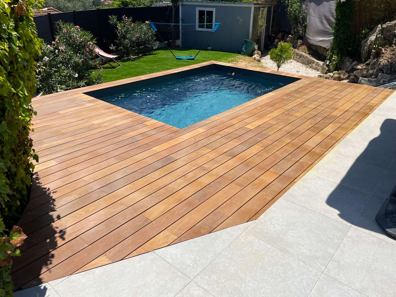 Terrasse en ipé autour d’une piscine hors sol pour continuer la terrasse existante à Mougins, Alpes Maritimes, 06