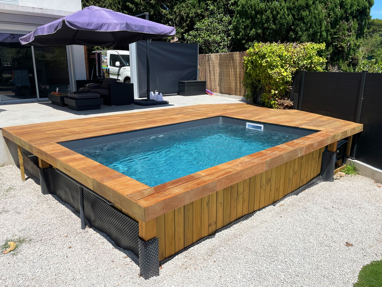 Terrasse en ipé autour d’une piscine hors sol pour continuer la terrasse existante à Mougins, Alpes Maritimes, 06