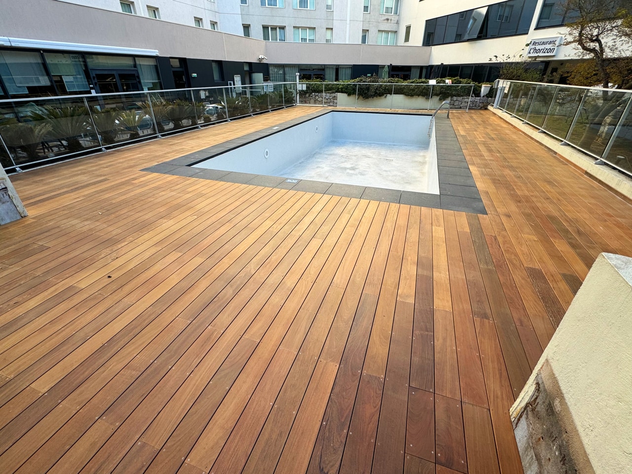 Terrasse en ipé autour de la piscine du Novotel Nice Airport à Nice, Alpes Maritimes, 06