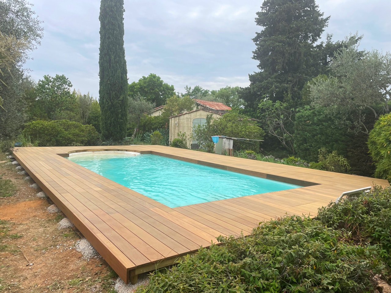 Terrasse en ipé autour d’une piscine déformée par le temps à Saint Cézaire, Alpes Maritimes, 06