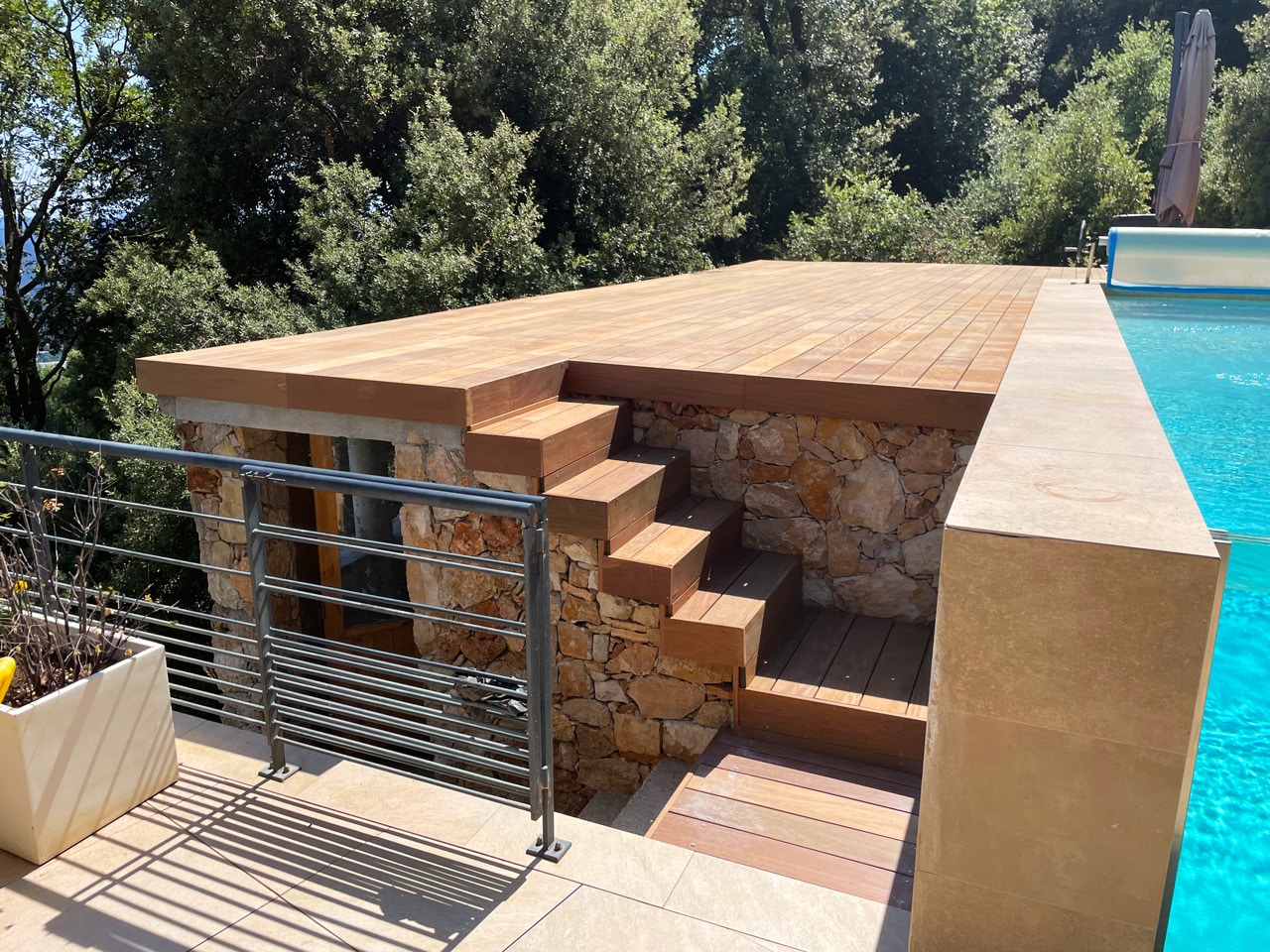 Terrasse en ipé avec escalier incorporé à Speracedes, Alpes Maritimes, 06