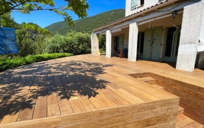 Terrasse en ipé devant une villa