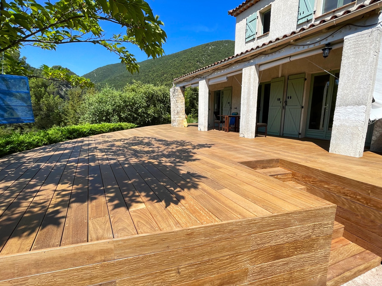 Terrasse en ipé devant une villa avec escalier d’accès incorporé dans la structure à Tourrette Levens, Alpes Maritimes, 06