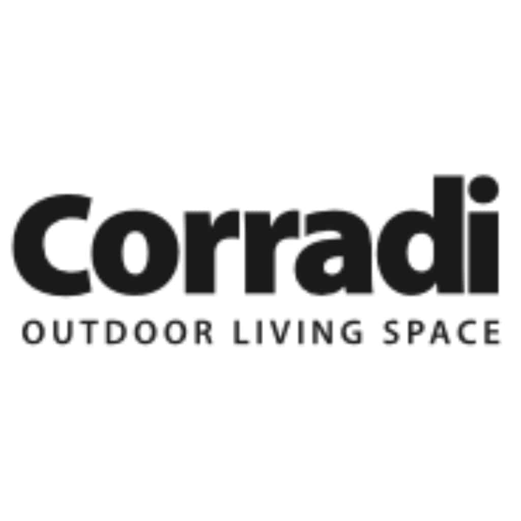 Le logo montre le texte "Corradi Outdoor Living Space" en noir sur fond blanc, représentant une entreprise spécialisée dans les espaces de vie extérieurs.