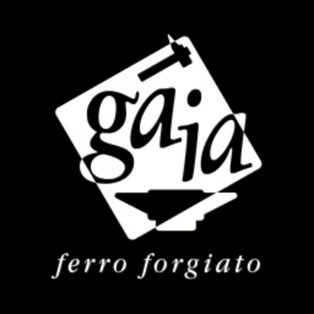 Logo noir et blanc avec texte "gaia ferro forgiato". Illustrations d'un marteau et d'une enclume, style épuré et moderne.