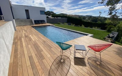 Terrasse en ipé clippée autour d’une piscine à débordement