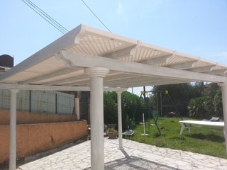 Pergola en bois avec couverture en treillis blanc