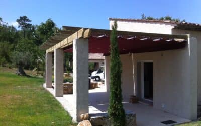 Pergola en pin autoclavé adossée au mur