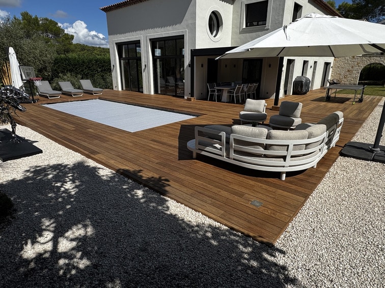Terrasse en ipé autour d'une piscine