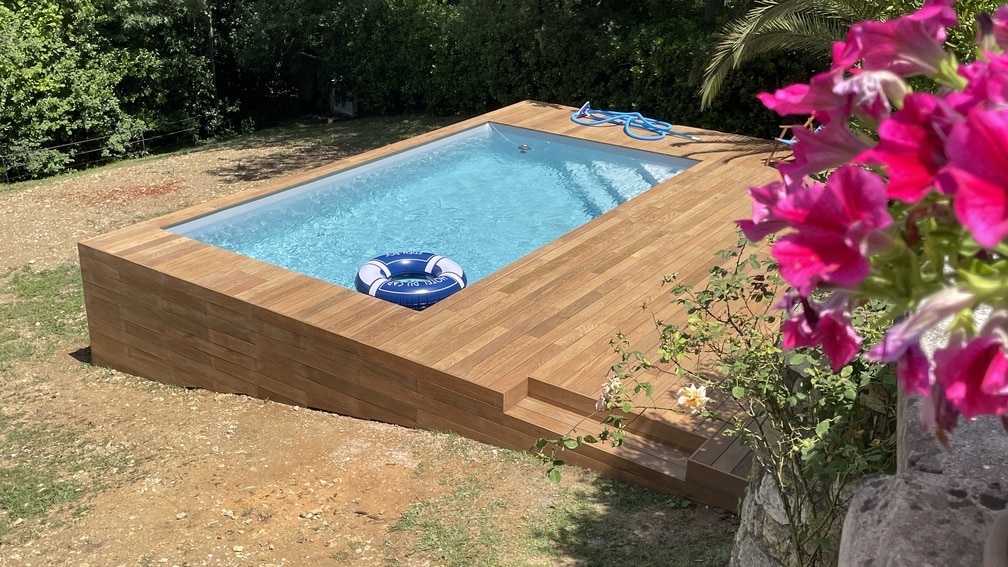 Réalisation d'une terrasse en ipé autour d'une piscine hors sol, la piscine à été installé sur une restanque basse et nous avons réalisé la structure pour créer un seul niveau restanque haute / piscine. Chantier réalisé à Roquefort les Pins, Alpes Maritimes, 06.